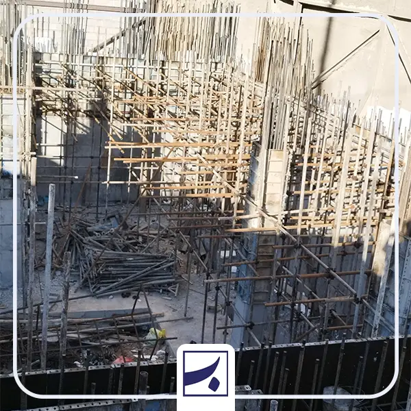 نمای نزدیک داربست فلزی کارگاهی